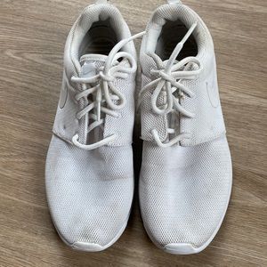 Womens Nike Roshe sneakers